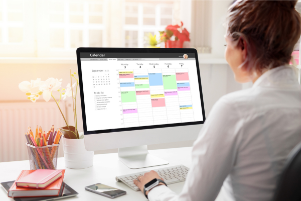 オンライン数学塾の講師が生徒のために授業カリキュラムを検討している様子を表した画像