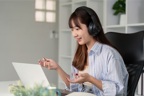 オンライン数学塾で講師が高校生に指導をしている画像