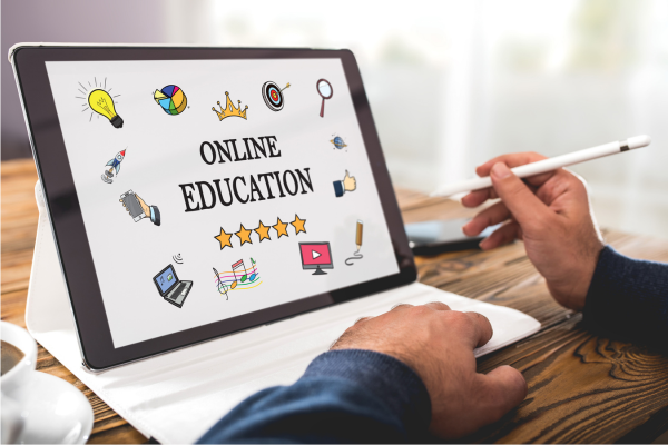 オンライン学習をしている高校生の画像